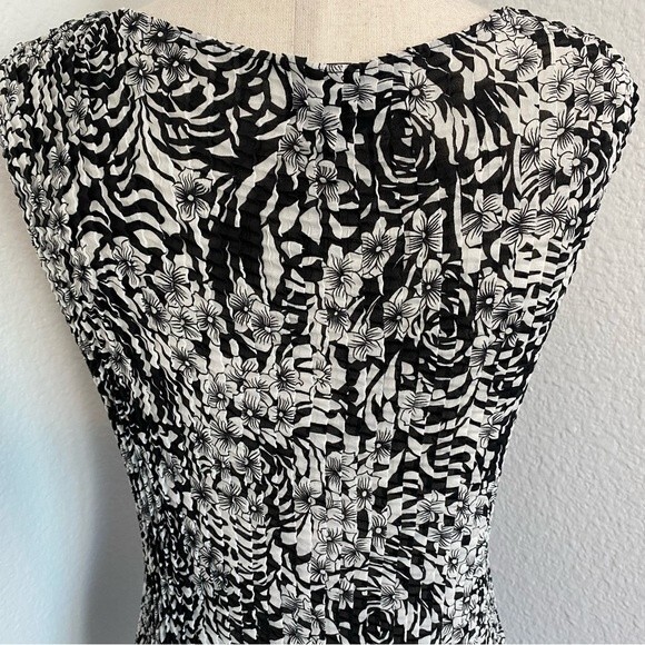 NWOT Black White Floral Design Crinkle Stretch Pleat Fabric by Elementz Size M - Picture 5 of 8